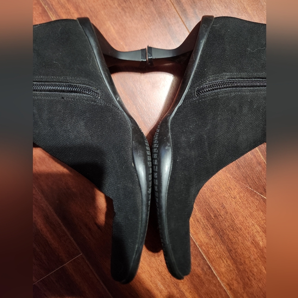 Stuart Weitzman Yvonne Stretch Pointed Kitten Hee… - image 2